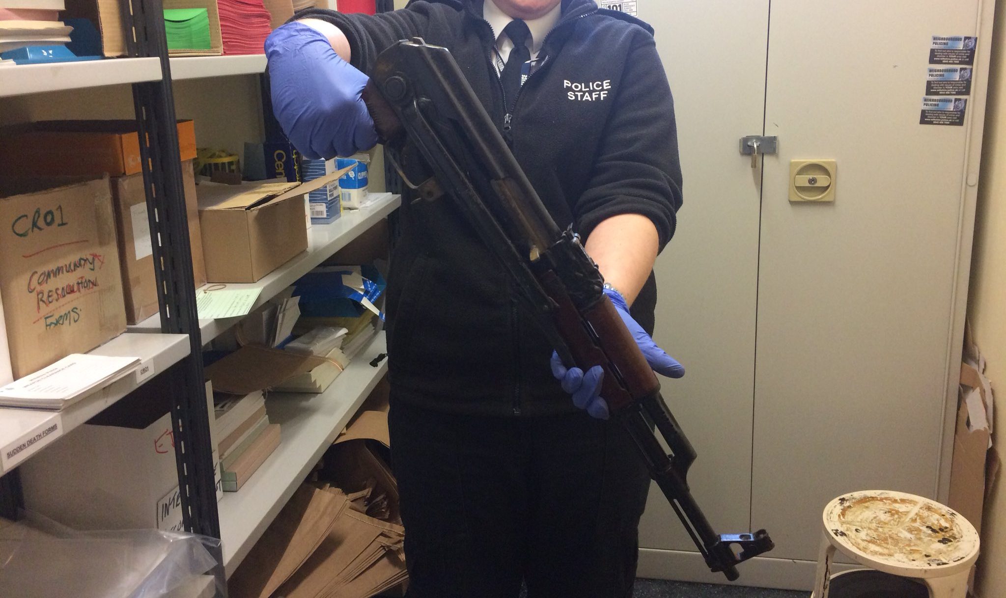 Оружие в металлоломе. Сдача оружия на утилизацию. Тонны оружия. Сдача оружия на утилизацию. Оружейный утиль.