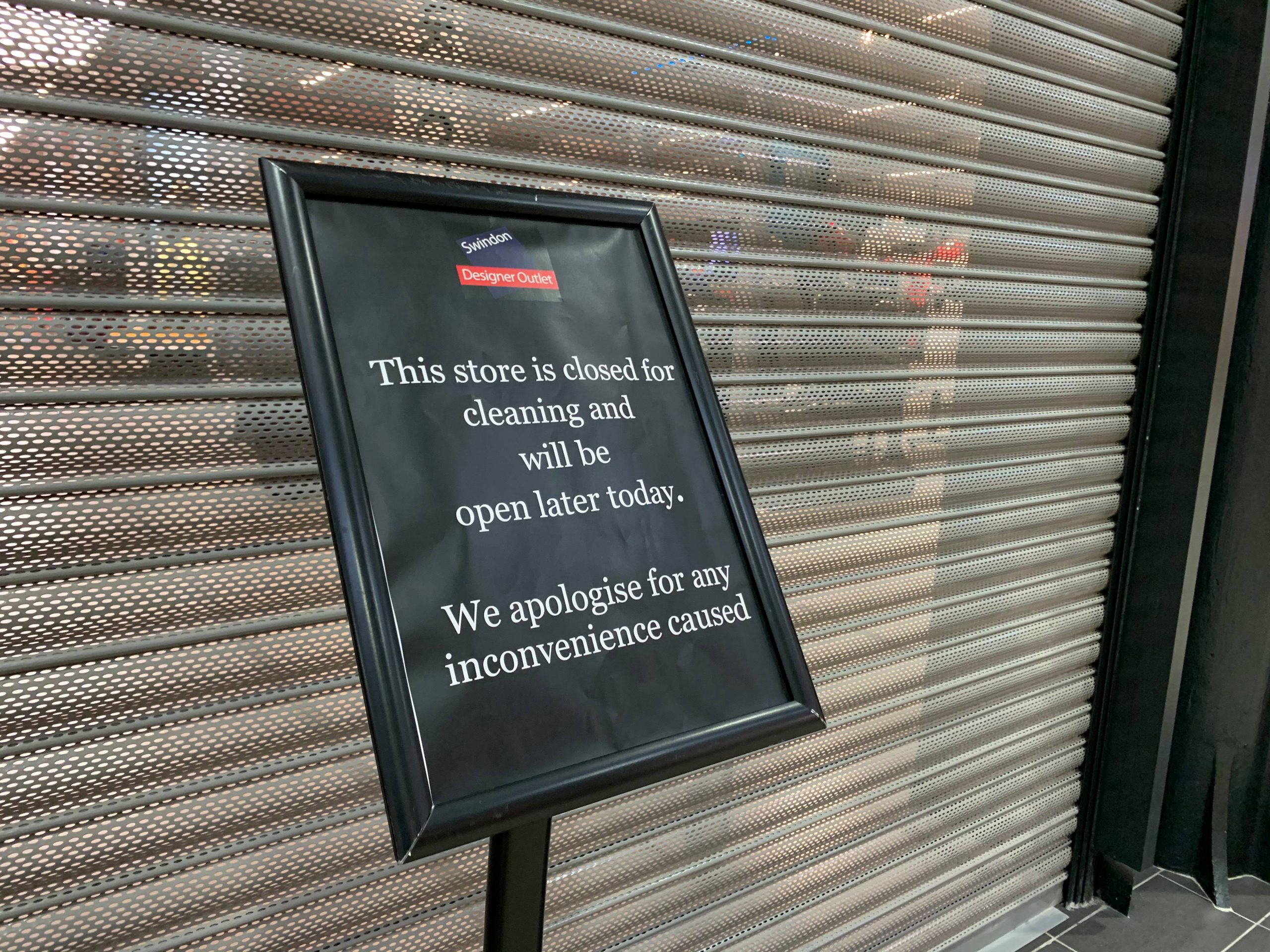 is nike outlet open today