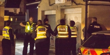 Cops search for robbery suspects as £60 stolen from victim in central Swindon