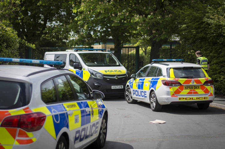 Police race to reports of youths ‘with knives’ gathering in Swindon