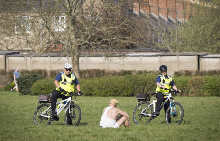 “I’m not infected” says man moved on for sunbathing in Swindon park