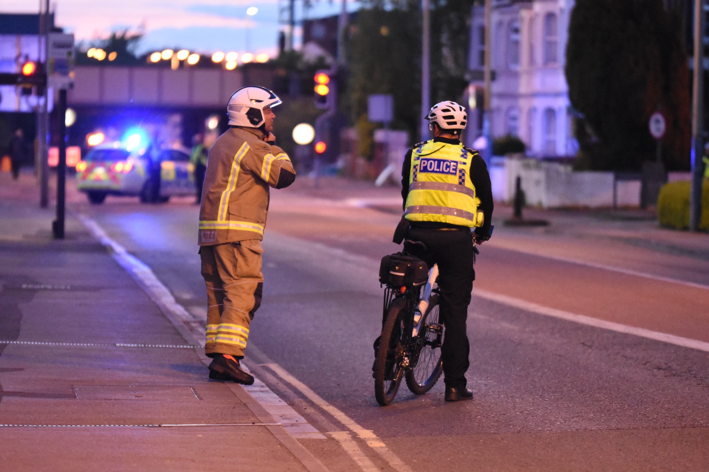 Swindon road closed by police after man ‘in distress’ spotted on rooftop