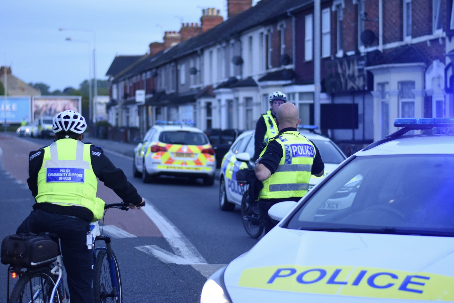 Swindon road closed by police after man ‘in distress’ spotted on rooftop