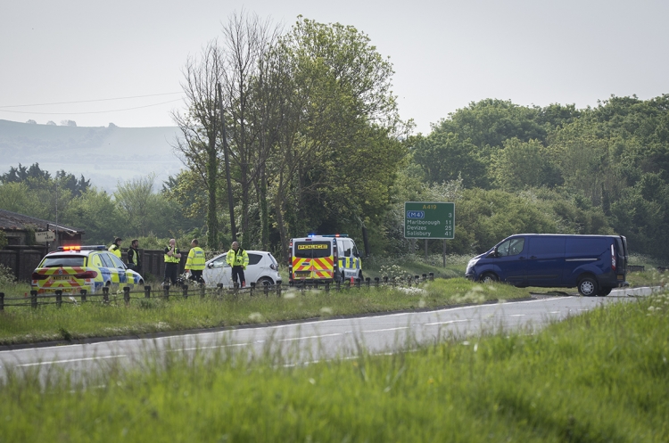 A419 closed in both directions after serious crash involving car and van