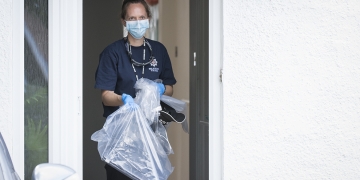 15-strong specialist police search team comb Swindon house for evidence