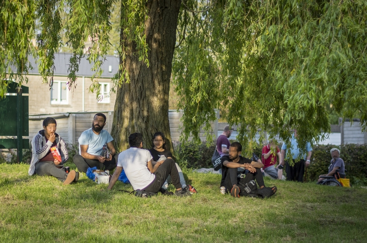 Selfish minority flout lockdown laws as they flock to parks to picnic and sunbathe
