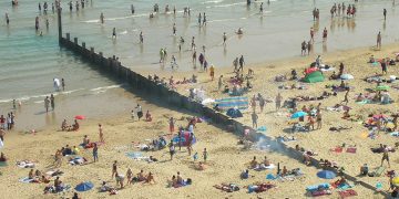 Major incident declared in Bournemouth as thousands flock to beaches