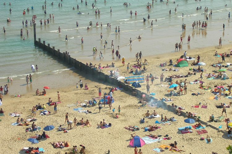 Major incident declared in Bournemouth as thousands flock to beaches
