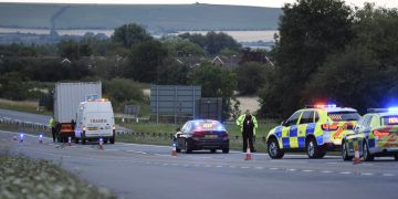 Police close lane on A419 in Swindon after lorry involved in crash
