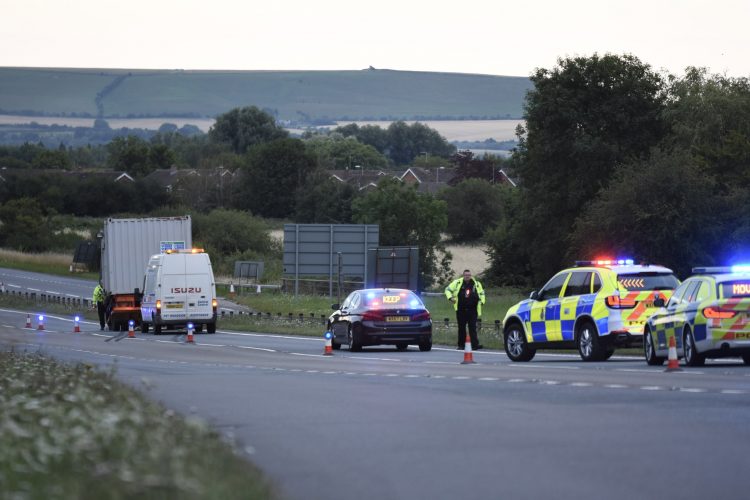 Police close lane on A419 in Swindon after lorry involved in crash