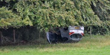 999 crews called to Wiltshire-Somerset border as car overturns in field