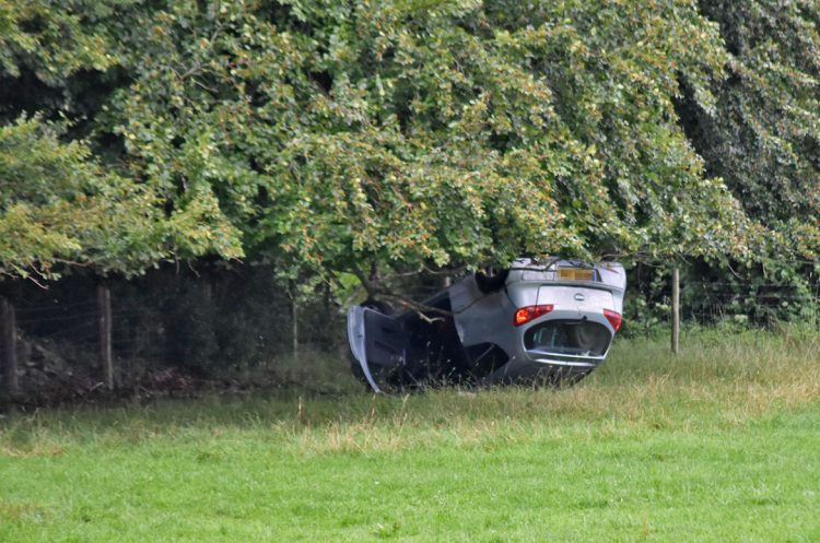 999 crews called to Wiltshire-Somerset border as car overturns in field