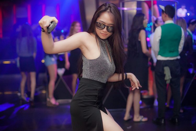 New coronavirus regulations ban customers from dancing and singing in pubs