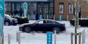 Police inspector criticises drivers who performed doughnuts in snow-covered car park