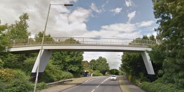 Man threatening to jump from footbridge sees Swindon road closed