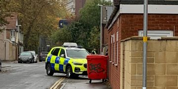 Armed police officers swoop on Swindon street as alleyway blocked off