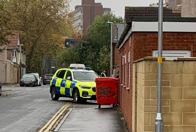 Armed police officers swoop on Swindon street as alleyway blocked off