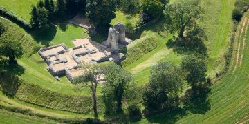 Woman suffers mystery leg injury while walking dog at Wiltshire castle