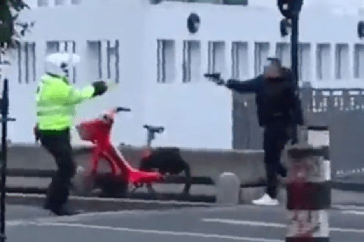 “Nothing short of incredible”: Met Police praise officer who tackled gun-wielding suspect