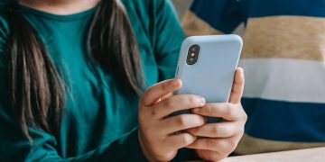 Vile trolls target primary school children on Snapchat and WhatsApp with death threats
