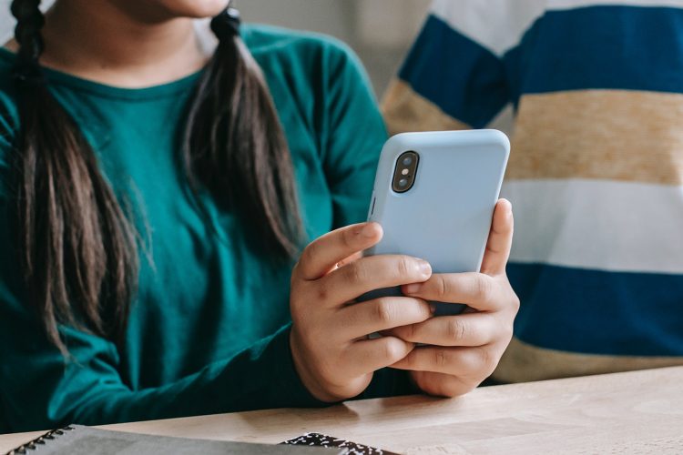 Vile trolls target primary school children on Snapchat and WhatsApp with death threats