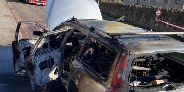 Gridlock in Bradford on Avon town centre as firefighters tackle serious car blaze