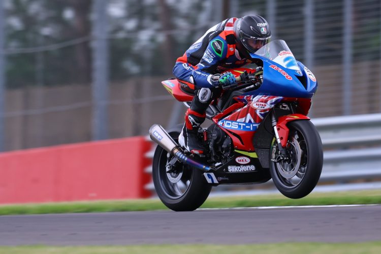 Cirencester motorcyclist sustains “significant head injury” in superbike championship crash