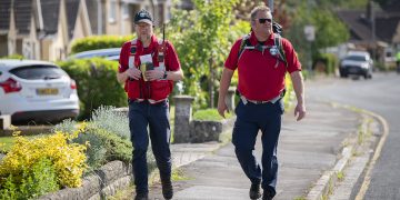 Search and rescue volunteers swarm Chippenham estate in urgent hunt for missing man