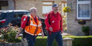 Search and rescue volunteers swarm Chippenham estate in urgent hunt for missing man