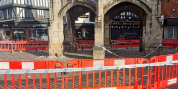 Pursuit with suspected drink driver ends as vehicle hits Poultry Cross in Salisbury