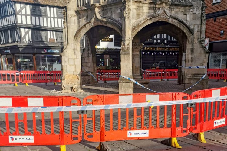 Pursuit with suspected drink driver ends as vehicle hits Poultry Cross in Salisbury