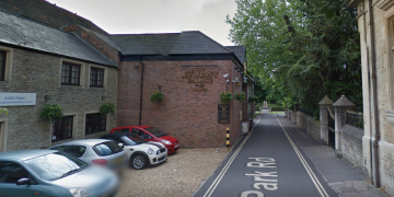 Police respond as children spotted on roof of Wetherspoon pub in Trowbridge