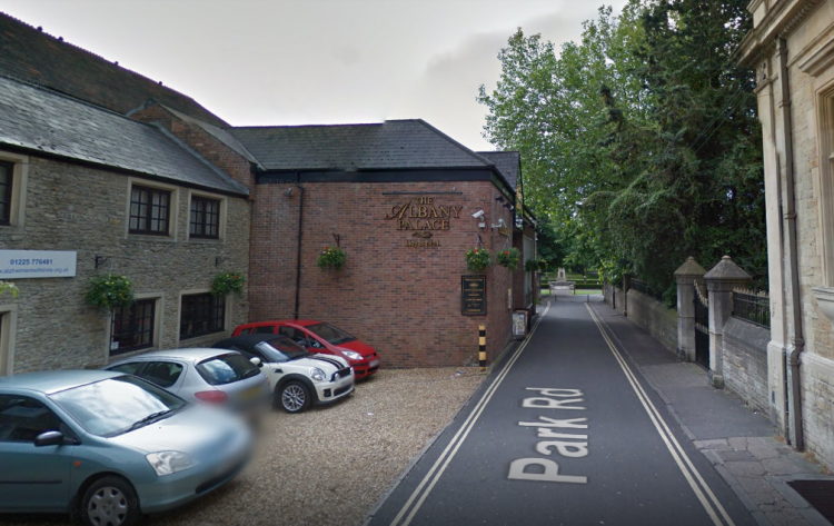 Police respond as children spotted on roof of Wetherspoon pub in Trowbridge