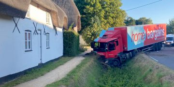 Lorry narrowly avoids colliding with thatched cottage in Wiltshire village crash