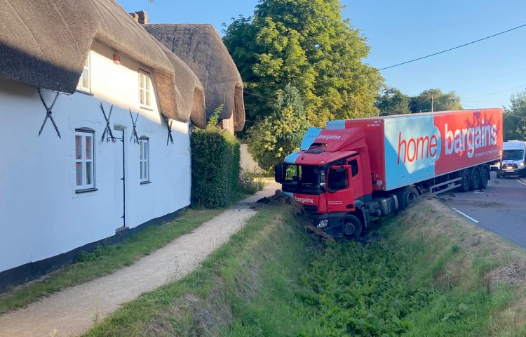 Lorry narrowly avoids colliding with thatched cottage in Wiltshire village crash