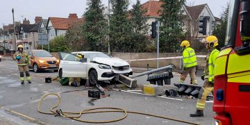 Major route in Swindon blocked after car crashes into traffic lights