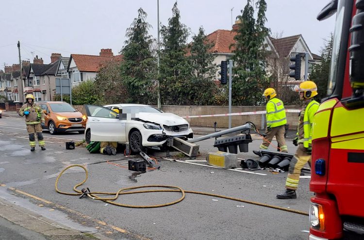 Major route in Swindon blocked after car crashes into traffic lights