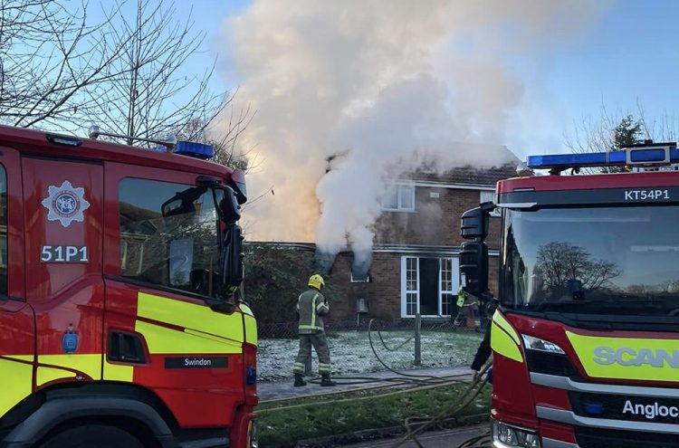 Huge smoke plume as firefighters tackle serious house blaze in Swindon