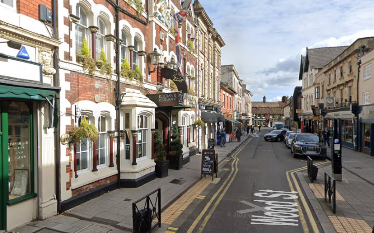 Man arrested after ‘showing photos of his todger to women’ in Swindon pub