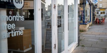 Thieves raid Chippenham phone shop as police dog deployed in search