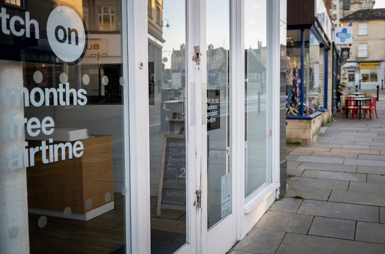 Thieves raid Chippenham phone shop as police dog deployed in search