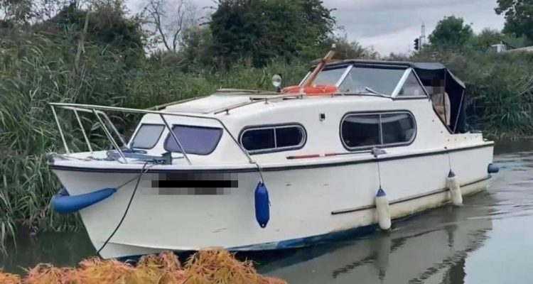 Men ‘critically injured’ in boat explosion on River Thames near Faringdon