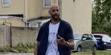 Man ‘posed as police officer and asked to photograph teen girls’
