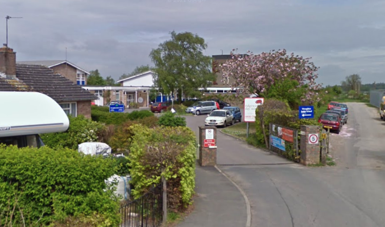 Woman ‘brandishing hammer’ at primary school arrested by police