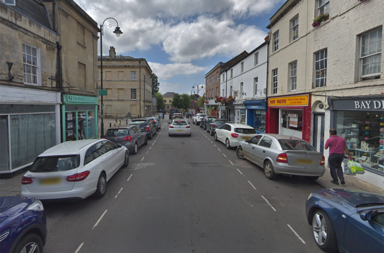 Man sustains broken nose as two attacked in Devizes town centre