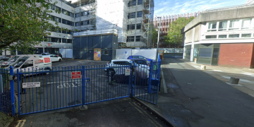 Knifeman arrested after making threats outside Swindon homeless hostel