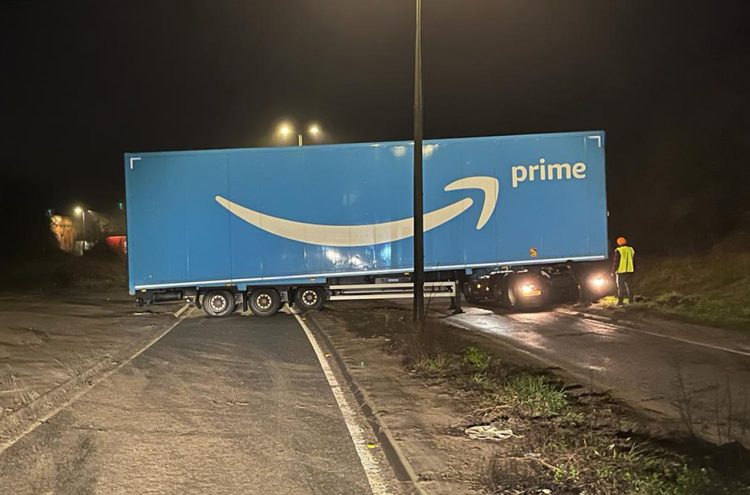 A420 near Swindon blocked after lorry driver’s U-turn attempt