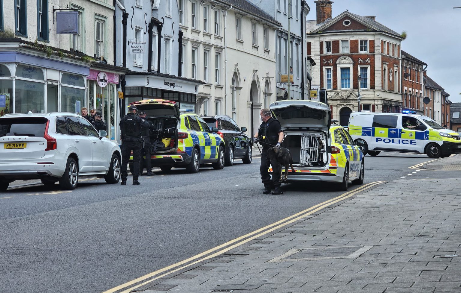 Woman robbed at knifepoint in Swindon as police arrest three men