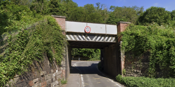 999 response after ‘lorry hits railway bridge’ on Wiltshire border