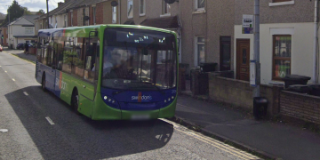 Woman wearing pink hoodie ‘verbally abuses’ child in Swindon